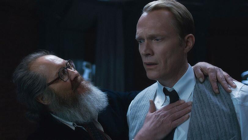 Ultron (James Spader, links) sieht aus wie ein netter älterer Herr mit Vatergefühlen, wenn er sich in Visions (Paul Bettany) Kopf materialisiert. Ultron (James Spader, links) sieht aus wie ein netter älterer Herr mit Vatergefühlen, wenn er sich in Visions (Paul Bettany) Kopf materialisiert.