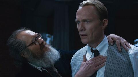 Ultron (James Spader, links) sieht aus wie ein netter &auml;lterer Herr mit Vatergef&uuml;hlen, wenn er sich in Visions (Paul Bettany) Kopf materialisiert.