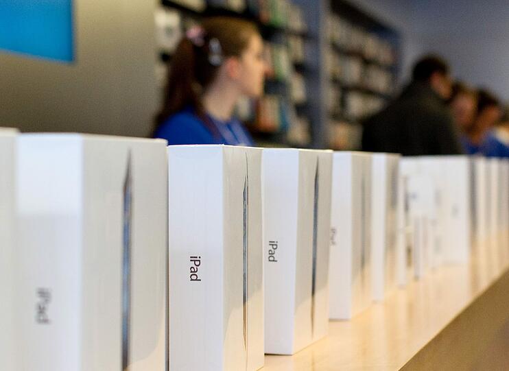 Rund 400 Menschen drängten am Morgen auf den Münchner Apple-Store, um ein neues iPad zu ergattern.