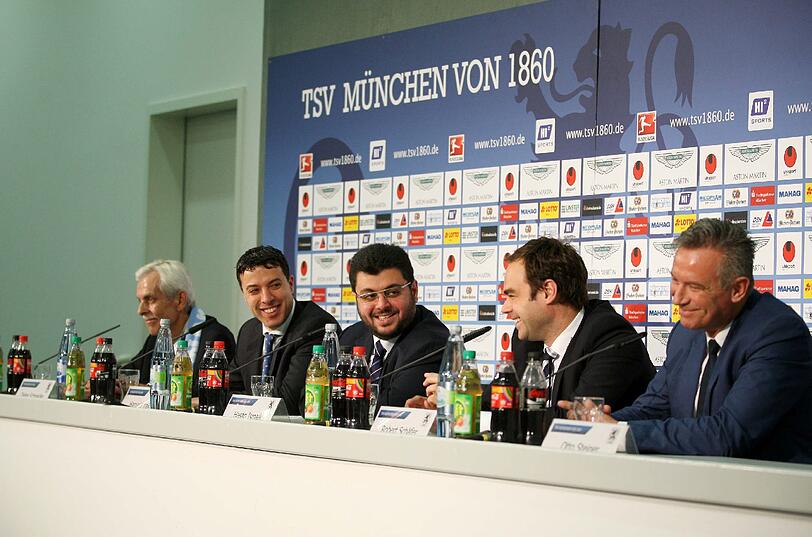 &bdquo;Once a Lion, forever a Lion&ldquo;. Aufsichtsratschef Otto Steiner (r.) über den jordanischen Löwen-Investor Hasan Ismaik (M.) Ebenfalls Spaß auf dem Podium hatten Präsident Schneider, Ismaik-Statthalter Iraki und Geschäfstführer Schäfer (v.l.). Foto: Sampics/AK