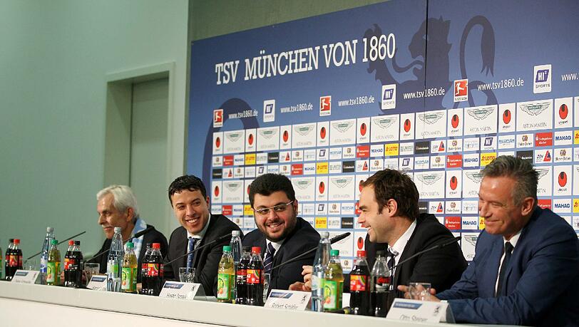 „Once a Lion, forever a Lion“. Aufsichtsratschef Otto Steiner (r.) über den jordanischen Löwen-Investor Hasan Ismaik (M.) Ebenfalls Spaß auf dem Podium hatten Präsident Schneider, Ismaik-Statthalter Iraki und Geschäfstführer Schäfer (v.l.). Foto: Sampics/AK „Once a Lion, forever a Lion“. Aufsichtsratschef Otto Steiner (r.) über den jordanischen Löwen-Investor Hasan Ismaik (M.) Ebenfalls Spaß auf dem Podium hatten Präsident Schneider, Ismaik-Statthalter Iraki und Geschäfstführer Schäfer (v.l.). Foto: Sampics/AK