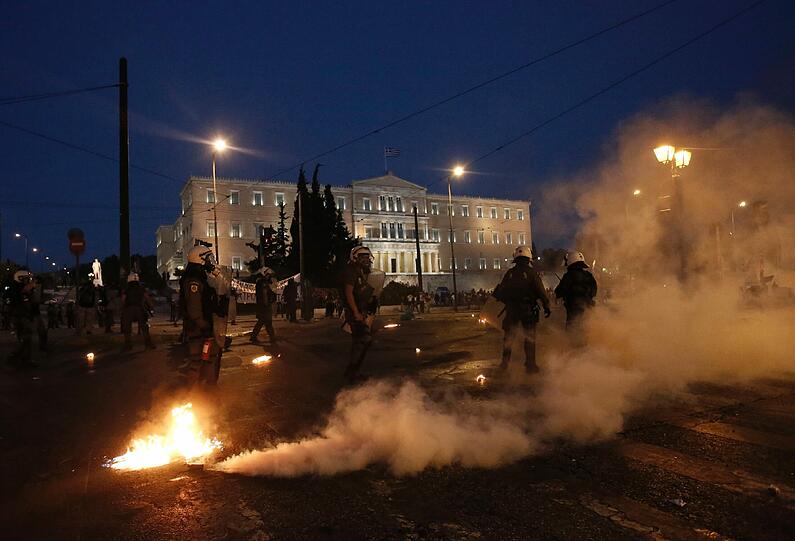 Am Mittwochabend kam es vor dem Parlament in Athen zu Ausschreitungen.