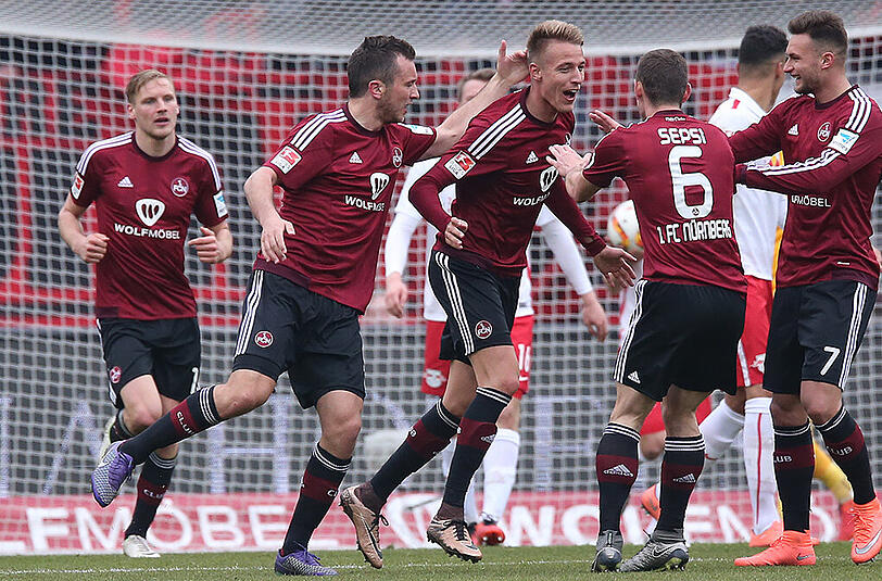 Nürnberger im Siegestaumel - beim 3:1 gegen Spitzenreiter RB Leipzig.