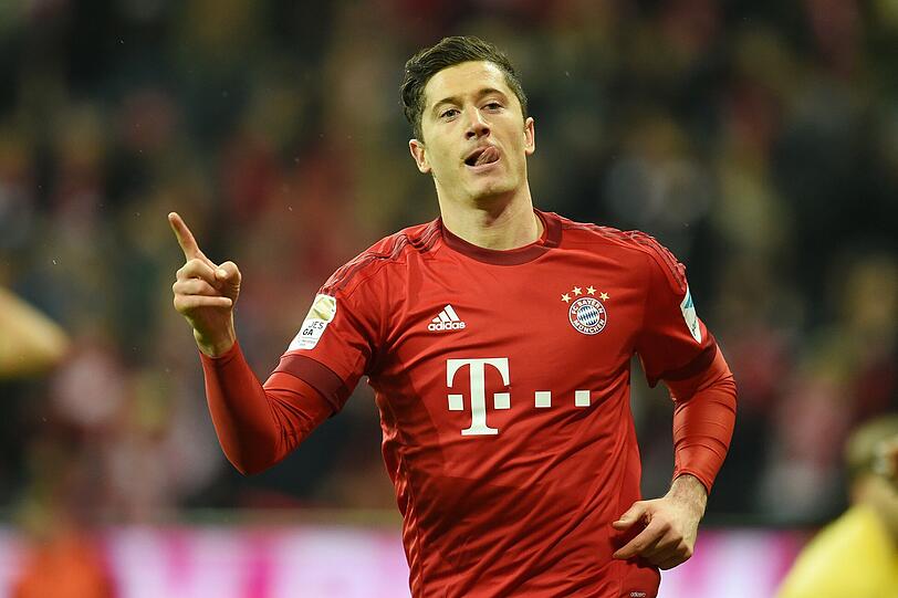 Robert Lewandowski, Note 1: Vor dem abschließenden Ligaspiel gegen Hannover führt er mit 29 Toren die Torjägerliste an. Er könnte der Erste seit 39 Jahren &ndash; als Dieter Müller 34 Treffer erzielte &ndash; sein, der die 30er-Marke knackt. In der Champions League erzielte Lewandowski einen Treffer mehr als Müller. Den Malus, dort eine wichtige Partie (Viertelfinalrückspiel bei Benfica) als Einwechselspieler erlebt zu haben, teilt er mit ihm. Ein Sternchen gibt&rsquo;s für Lewandowskis historischen Fünferpack gegen Wolfsburg &ndash; vor dem er ebenfalls eingewechselt wurde.