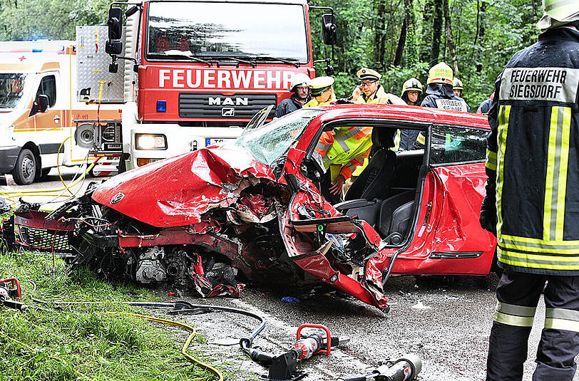 Trümmerfeld auf der Straße: Bilder vom Verkehrsunfall auf der B306 bei Siegsdorf.