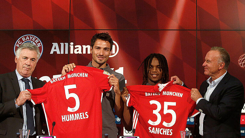 Nun auch ganz offiziell Teil des FC Bayern München: Mats Hummels (2.v.l.) und Renato Sanches (3.v.l.). Nun auch ganz offiziell Teil des FC Bayern München: Mats Hummels (2.v.l.) und Renato Sanches (3.v.l.).