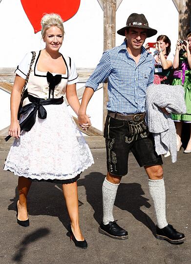 Nanu? Gut behütet kommt Philipp Lahm zur Wiesn. An seiner Seite ist seine Frau Claudia.