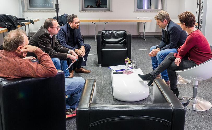 Grünen-Chef Robert Habeck (2. v. r.) und die langjährige bayerische Landesvorsitzende Sigi Hagl (r.) im Gespräch mit AZ-Verleger Professor Martin Balle (l.) sowie den beiden Politikredakteuren Markus Lohmüller (2. v. l.) und Uli Karg in Landshut.