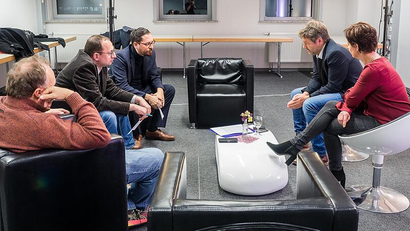 Grünen-Chef Robert Habeck (2. v. r.) und die langjährige bayerische Landesvorsitzende Sigi Hagl (r.) im Gespräch mit AZ-Verleger Professor Martin Balle (l.) sowie den beiden Politikredakteuren Markus Lohmüller (2. v. l.) und Uli Karg in Landshut. Grünen-Chef Robert Habeck (2. v. r.) und die langjährige bayerische Landesvorsitzende Sigi Hagl (r.) im Gespräch mit AZ-Verleger Professor Martin Balle (l.) sowie den beiden Politikredakteuren Markus Lohmüller (2. v. l.) und Uli Karg in Landshut.