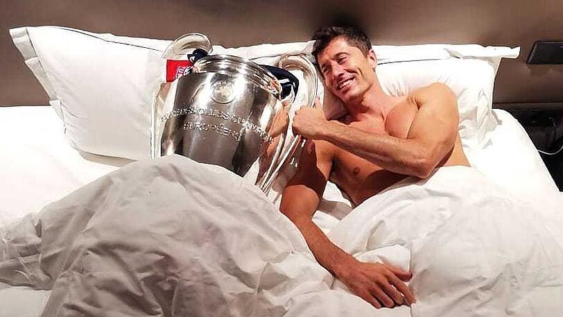 Robert Lewandowski und seine geliebte (Trophäe): Der Torjäger verbrachte die Nacht mit dem Henkelpokal.