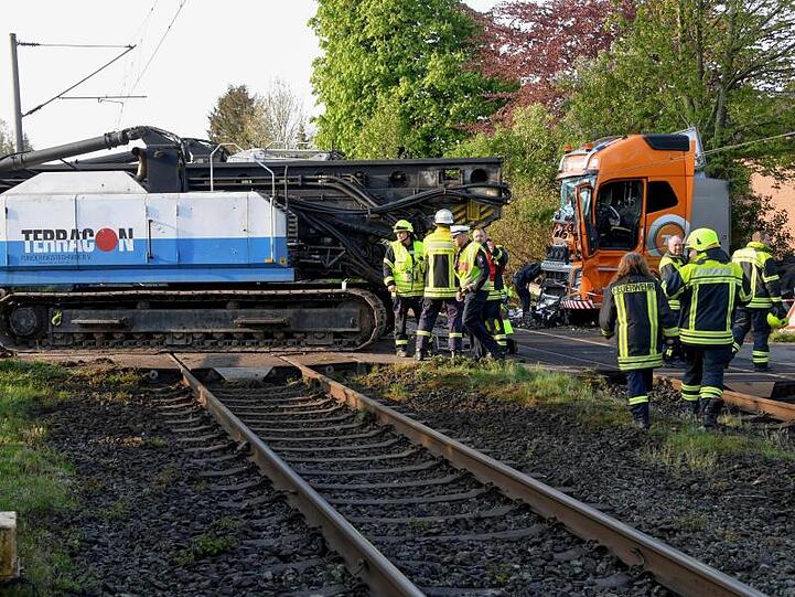 Ein mit einer Ramme beladener Sattelzug steht nach der Kollision mit dem Regional-Express auf dem Bahnübergang.