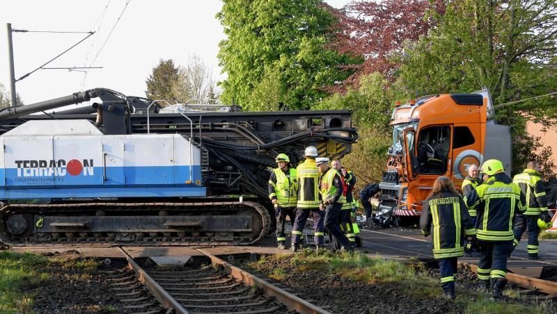 Ein mit einer Ramme beladener Sattelzug steht nach der Kollision mit dem Regional-Express auf dem Bahnübergang. Ein mit einer Ramme beladener Sattelzug steht nach der Kollision mit dem Regional-Express auf dem Bahnübergang.