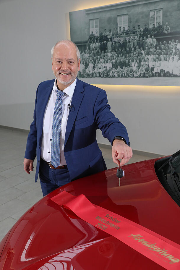 Michael Rappl, Geschäftsführer des Autohauses Häusler, mit dem Schlüssel des Opel Corsa. Michael Rappl, Geschäftsführer des Autohauses Häusler, mit dem Schlüssel des Opel Corsa.