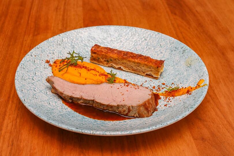 Vierter Gang: Rosa gebratener Kalbstafelspitz mit Zwiebeltarte, Karotte und Kalbsjus