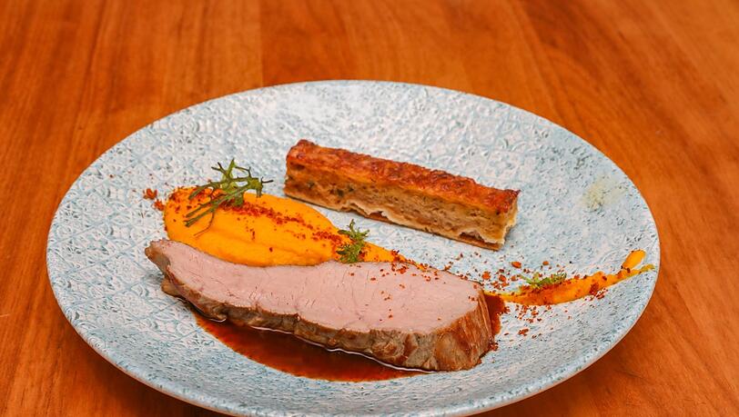 Vierter Gang: Rosa gebratener Kalbstafelspitz mit Zwiebeltarte, Karotte und Kalbsjus