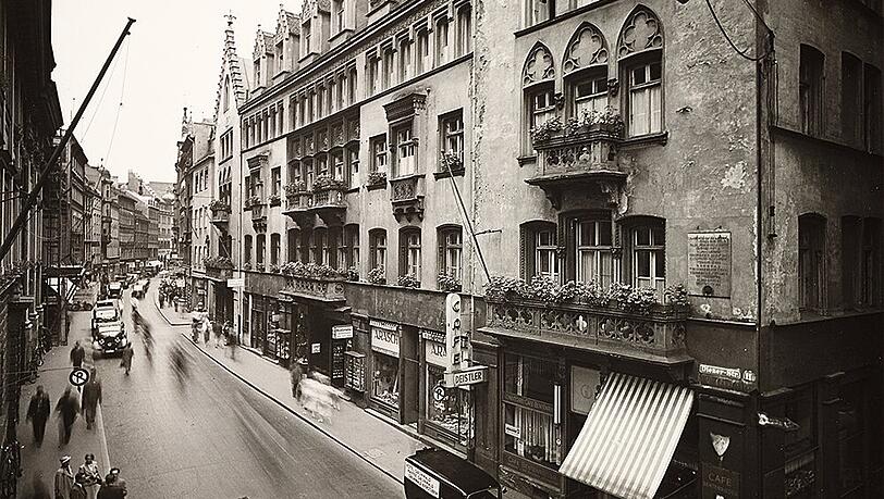 So hat's früher am Marienhof ausgesehen: Die Dienerstraße im Jahr 1937 mit dem Café Deistler rechts vorne. So hat's früher am Marienhof ausgesehen: Die Dienerstraße im Jahr 1937 mit dem Café Deistler rechts vorne.