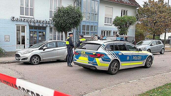 Polizeiabsperrung am Tatort vor der Bank.  Foto: Ince