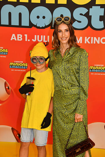 Cathy Hummels posierte ausnahmsweise mit Sohn Ludwig auf dem gelben Teppich.