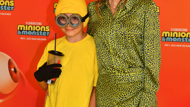 Cathy Hummels posierte ausnahmsweise mit Sohn Ludwig auf dem gelben Teppich.
