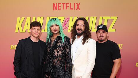 In ihrem Podcast "Kaulitz Hills - Senf aus Hollywood" haben Bill (Zweiter von links) und Tom Kaulitz (Dritter von links) verraten, dass sie derzeit mit dem ZDF an einer Tokio-Hotel-Dokumentation arbeiten.