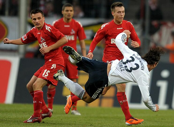 MARIO GOMEZ: Es läuft und läuft und läuft. Er braucht nur eine Szene, einen Pass und eine Drehung &ndash; und drin das Ding. Sein 16. Saisontreffer. Half hinten mit aus, vergab allerdings Chancen zum 3:0 und dann zum 3:3.