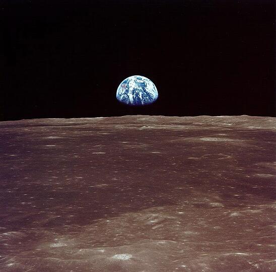 Der Ausblick vom Mond auf die Erde. Das Bild wurde während der ersten Mondlandung gemacht.