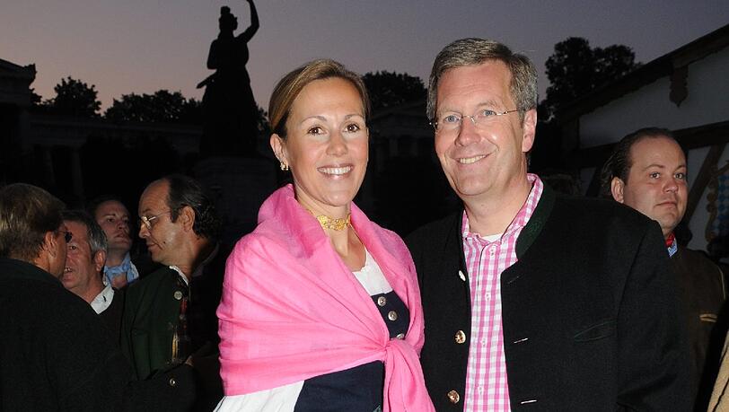 Ohne Lederhosn: Bettina und Christina Wulff auf dem Oktoberfest. Ohne Lederhosn: Bettina und Christina Wulff auf dem Oktoberfest.