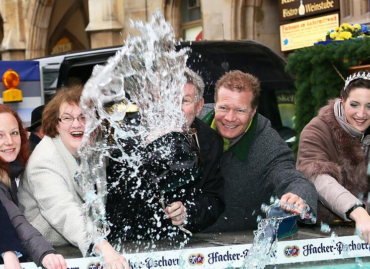 Dieter Reiter lässt's beim Geldbeutel-Waschen krachen: Die spritzigen Bilder...