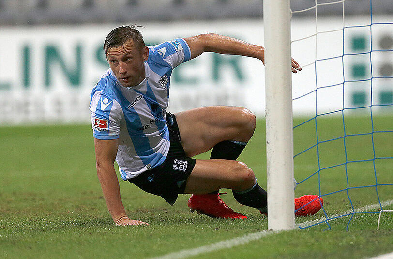IVICA OLIC: Note 3. Bearbeitete die Stuttgarter Defensive unermüdlich. Eigene Torraumszenen hatte der Kroate kaum, schuf dafür aber Freiräume für seine Kollegen.