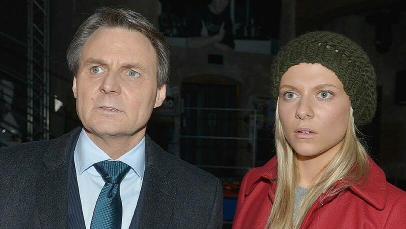 Bei "GZSZ" fragt sich Sunny, ob die Anschuldigungen gegen ihren Großvater Gerner wirklich unbegründet sind Bei "GZSZ" fragt sich Sunny, ob die Anschuldigungen gegen ihren Großvater Gerner wirklich unbegründet sind