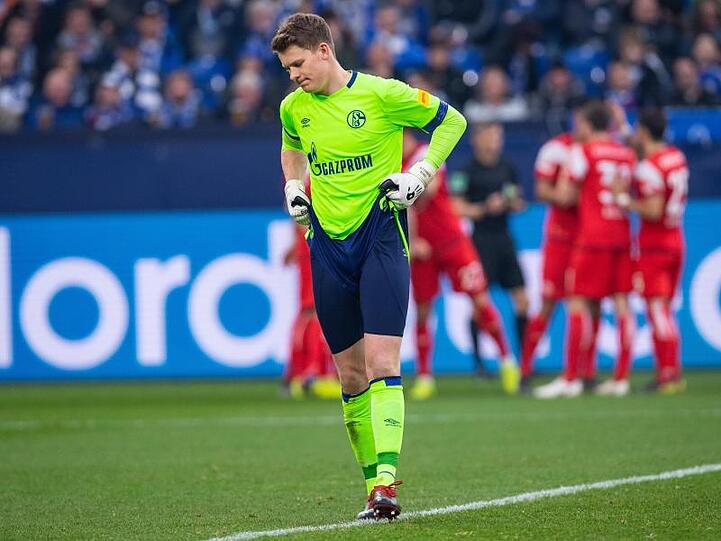 Schalkes Torwart Alexander Nübel ärgert sich, während im Hintergrund die Düsseldorfer das Tor zum 1:0 bejubeln.
