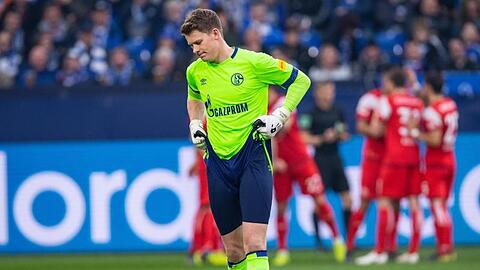 Schalkes Torwart Alexander Nübel ärgert sich, während im Hintergrund die Düsseldorfer das Tor zum 1:0 bejubeln.