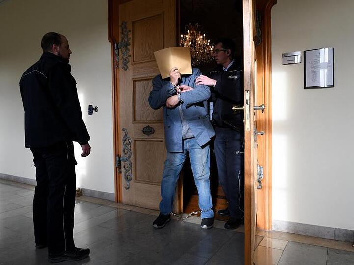 An Händen und Füssen gefesselt wird der angeklagte Vater in einer Verhandlungspause aus dem Sitzungssaal in Ellwangen geführt.