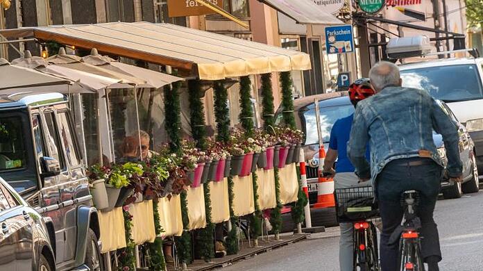 Die Schanigärten in München dürfen bis Ende November bleiben.