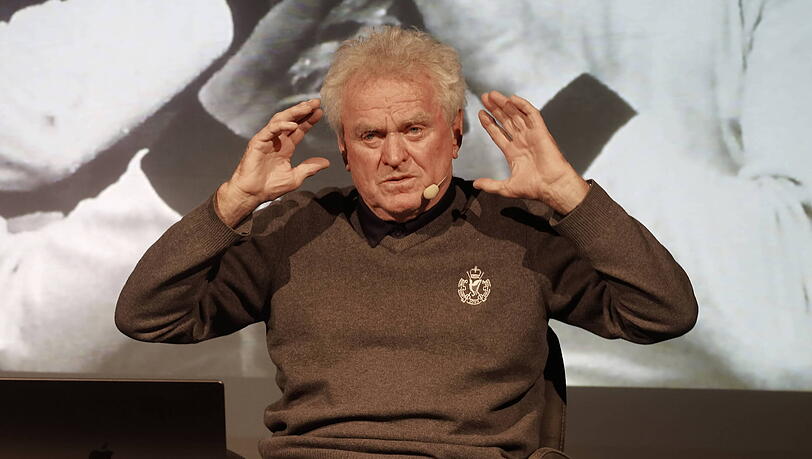 Wird zusammen mit Reiner Callmund über den Fußball philosophieren. Wird zusammen mit Reiner Callmund über den Fußball philosophieren.