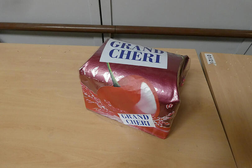 Ob diese riesige Praline auch wirklich mit Schnaps und einer Piemont-Kirsche gef&uuml;llt ist, entzieht sich unserer Kenntnis.