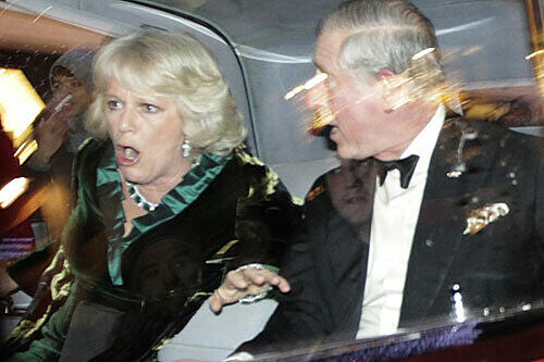 Entsetzter Blick: Prinz Charles und seine Frau Camilla wurden in ihrer Limousine mit Farbbeuteln attackiert