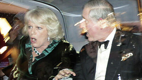Entsetzter Blick: Prinz Charles und seine Frau Camilla wurden in ihrer Limousine mit Farbbeuteln attackiert Entsetzter Blick: Prinz Charles und seine Frau Camilla wurden in ihrer Limousine mit Farbbeuteln attackiert