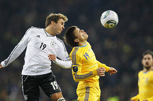 Kampf um die Lufthoheit: Mario Götze (l.) gegen Yevhen Konoplyanka im Spiel Ukraine gegen Deutschland in Kiew.