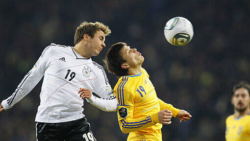 Kampf um die Lufthoheit: Mario Götze (l.) gegen Yevhen Konoplyanka im Spiel Ukraine gegen Deutschland in Kiew. Kampf um die Lufthoheit: Mario Götze (l.) gegen Yevhen Konoplyanka im Spiel Ukraine gegen Deutschland in Kiew.