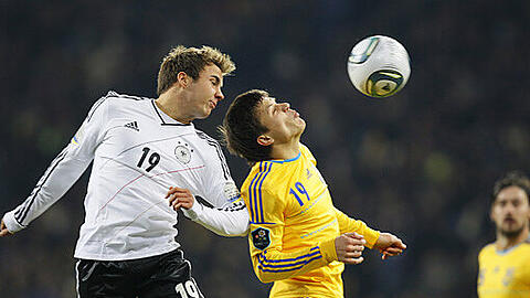 Kampf um die Lufthoheit: Mario Götze (l.) gegen Yevhen Konoplyanka im Spiel Ukraine gegen Deutschland in Kiew.