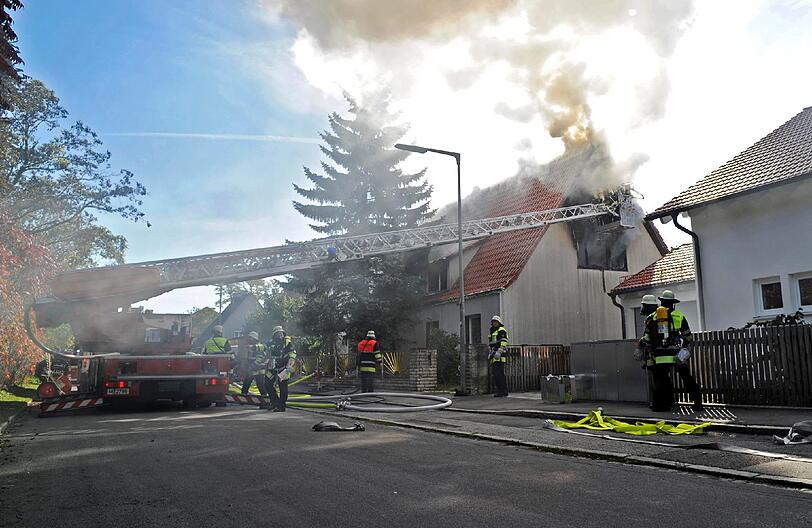 Schmidbartlanger:
Ein schwer verletztes Ehepaar und mindestens 300.000 € Sachschaden sind die Bilanz eines Wohnhausbrandes in Freimann. Im Dachgeschoss bricht das Feuer aus. Schon von Weitem können die anrückenden Feuerwehrkräfte eine große Rauchsäule sehen. Die ersten eingesetzten Trupps retten das ältere Ehepaar aus dem Haus. Die Frau hat eine schwere Rauchgasvergiftung, der Mann schwerste Brandverletzungen. Aufgrund des Brandes besteht bei dem Einfamilienhaus Einsturzgefahr. Der 77-jährige Mann stirbt kurz darauf im Krankenhaus.