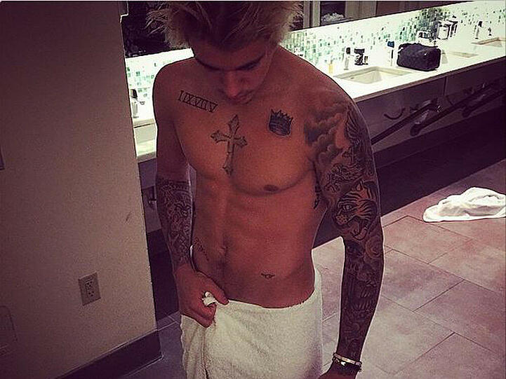 Vom süßen Mädchenschwarm zum Bad Boy: Auf dem Weg dieser Verwandlung hat sich Justin Bieber (21) etliche Tattoos zugelegt. Er ist inzwischen Stammgast bei dem New Yorker Startätowierer "Bang Bang".