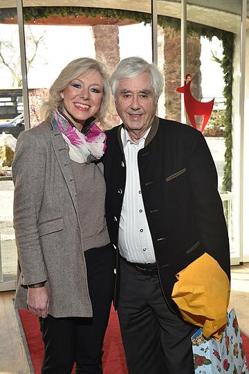 Fritz Scherer, langjähriger Präsident und Vizepräsident des FC Bayern München, kam mit Ehefrau Claudia Ide.