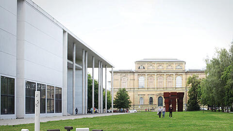 Zur Orientierung: Stelen und Markierungen im Kunstareal, die zugleich als T-förmige Sitze für erschöpfte Flaneure dienen sollen.