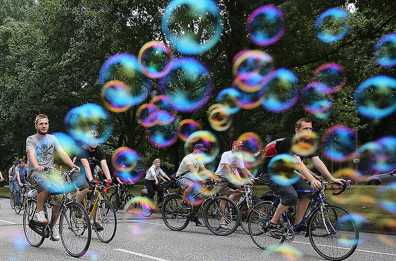 Seifenblasen gehören auch zur &bdquo;Critical Mass&ldquo;-Tour dazu.