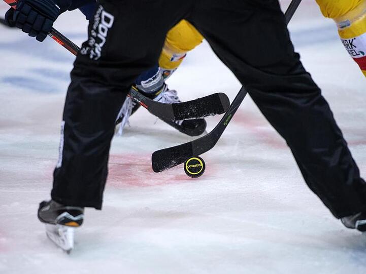 Ein Eishockey-Spiel. Foto: Bernd Thissen/dpa/Symbolbild