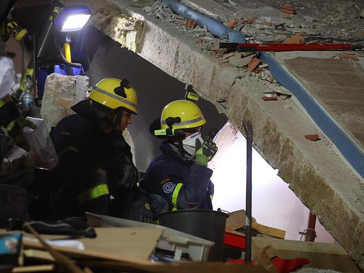 Mitarbeiter des Technischen Hilfswerks (THW) arbeiten an den Trümmern eines explodierten Wohnhauses. Foto: Karl-Josef Hildenbrand