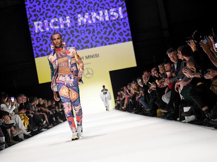 Ein Model präsentiert Stücke von Designer Rich Mnisi.