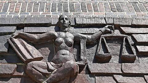 Eine Justitia an einem Gerichtsgebäude.